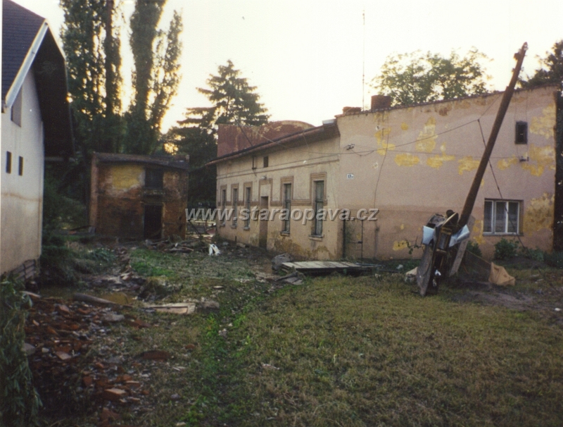 skody1997 (22).jpg - Povodně 1997, škody - Ulice Na Pastvisku, dům vedle Stošenovského, po povodních byl stržen